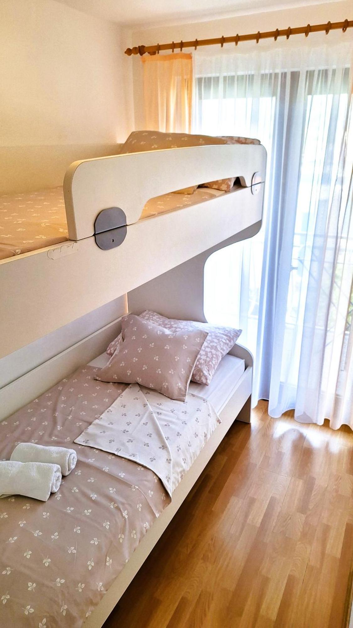 Apartmani I & J Seric Сегет-Враниця Екстер'єр фото